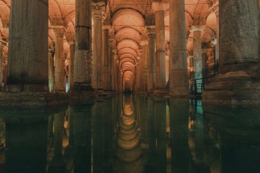 Yerebatan Saray - İstanbul Bazilika Sarnıcı. İstanbul 'un en sevilen turistik yerlerinden biridir. Gürültü ve tahıl. 