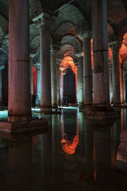 Yerebatan Saray - İstanbul Bazilika Sarnıcı. İstanbul 'un en sevilen turistik yerlerinden biridir. Gürültü ve tahıl. 