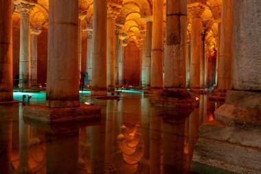 Yerebatan Saray - İstanbul Bazilika Sarnıcı, Türkiye. Işığın Dansı. Yerebatan Saray, İstanbul 'un en sevilen turistik merkezlerinden biri. Gürültü ve tahıl