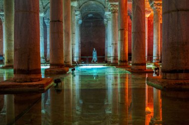 Yerebatan Saray - İstanbul Bazilika Sarnıcı, Türkiye. Işığın Dansı. Yerebatan Saray, İstanbul 'un en sevilen turistik merkezlerinden biri. Gürültü ve tahıl
