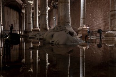 İSTANBUL, TURKEY-27 Eylül 2022: Yerebatan Saray - İstanbul 'un en sevilen turistik merkezlerinden biri olan Bazilika Sarayı. Seçici odaklı heykel başı yerde yatıyor.