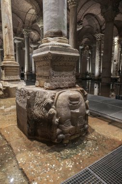 Basilica Sarnıç 'ta Medusa' nın baş üssü olan Sütun. İstanbul. Türkiye