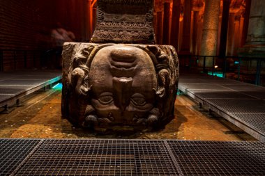 Basilica Sarnıç 'ta Medusa' nın baş üssü olan Sütun. İstanbul. Türkiye
