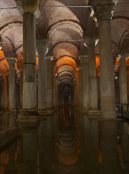 Yerebatan Saray - İstanbul Bazilika Sarnıcı. İstanbul 'un en sevilen turistik yerlerinden biridir. Gürültü ve tahıl. 