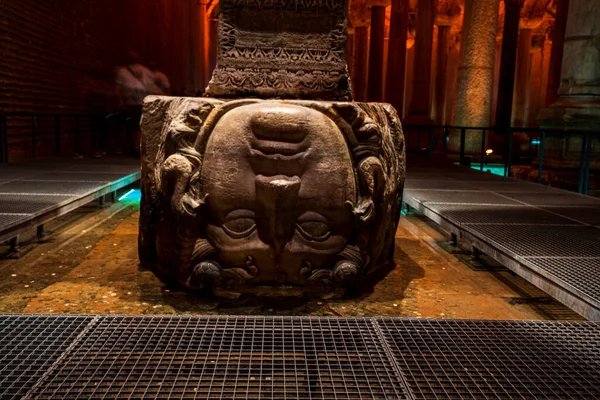 Basilica Sarnıç 'ta Medusa' nın baş üssü olan Sütun. İstanbul. Türkiye