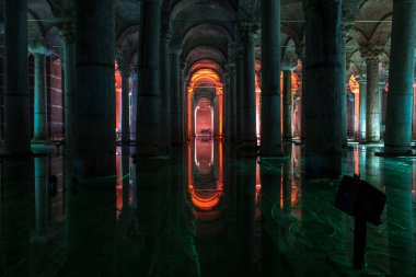 Yerebatan Saray - İstanbul Bazilika Sarnıcı. İstanbul 'un en sevilen turistik yerlerinden biridir. Gürültü ve tahıl dahil. Yeraltında sütunlar ve sütunlar.
