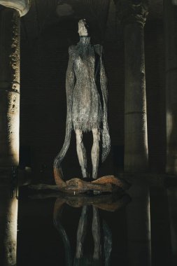 Yerebatan Sarayi - İstanbul 'un en sevilen turistik merkezlerinden biri. Gürültü ve tahıl dahil. Seçici odaklı heykel ve heykeller