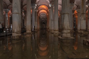 Yerebatan Saray - İstanbul Bazilika Sarnıcı. İstanbul 'un en sevilen turistik yerlerinden biridir. Gürültü ve tahıl dahil. Yeraltında sütunlar ve sütunlar.