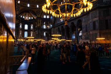 İstanbul, Türkiye - 27-09-2022: Ayasofya 'nın İçi. Ulu Cami ve eski adıyla Kilise, İstanbul, Türkiye 'deki hacılar ve turistler arasında popüler bir yerdir..