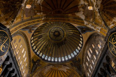 Ayasofya Camii 'nin iç manzarası. Milattan sonra 537 'de kilise olarak inşa edilmiş, bir camiye dönüştürülmüş..