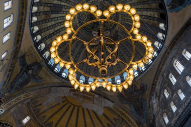 Ayasofya Camii 'nin iç manzarası. Milattan sonra 537 'de kilise olarak inşa edilmiş, bir camiye dönüştürülmüş..
