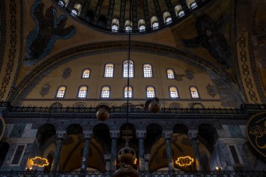 Ayasofya Camii 'nin iç manzarası. Milattan sonra 537 'de kilise olarak inşa edilmiş, bir camiye dönüştürülmüş..
