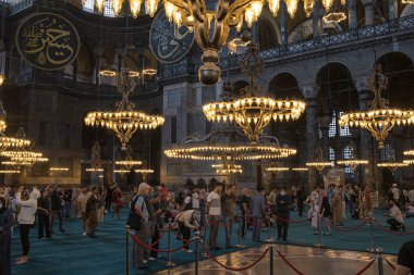 İstanbul, Türkiye - 27-09-2022: Ayasofya 'nın İçi. Ulu Cami ve eski adıyla Kilise, İstanbul, Türkiye 'deki hacılar ve turistler arasında popüler bir yerdir..