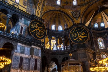 Ayasofya Camii 'nin iç manzarası. Milattan sonra 537 'de kilise olarak inşa edilmiş, bir camiye dönüştürülmüş..