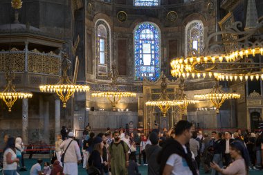 İstanbul, Türkiye - 27-09-2022: Ayasofya 'nın İçi. Ulu Cami ve eski adıyla Kilise, İstanbul, Türkiye 'deki hacılar ve turistler arasında popüler bir yerdir..