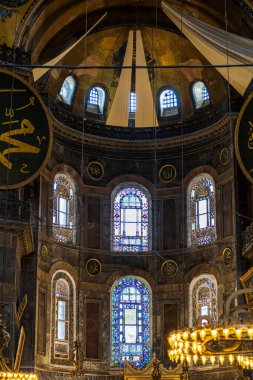 İstanbul, Türkiye - 27-09-2022: Ayasofya Camii iç görünümü. Milattan sonra 537 'de kilise olarak inşa edilmiş ve bir camiye dönüştürülmüştür. Seçici odak