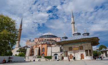 İstanbul, Türkiye - 27-09-2022: Topkapı Sarayı önünde Sultan III. Ahmed Fountain manzaralı. Arkadaki Ayasofya Türkiye 'nin en popüler turistik merkezi. yüksek kaliteli fotoğraf