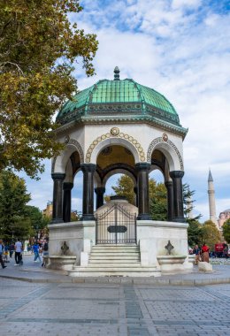 İstanbul, Türkiye - 27-09-2022: İstanbul Sultanahmet Meydanı 'ndaki Alman Çeşmesi - Türkiye. Alman İmparatoru II. Wilhelm 'in Sultana' ya hediyesi. Almanya 'da inşa edildi ve 1901 yılında İstanbul' da kuruldu.