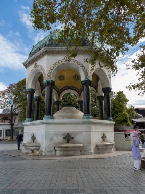 İstanbul, Türkiye - 27-09-2022: İstanbul Sultanahmet Meydanı 'ndaki Alman Çeşmesi - Türkiye. Alman İmparatoru II. Wilhelm 'in Sultana' ya hediyesi. Almanya 'da inşa edildi ve 1901 yılında İstanbul' da kuruldu.