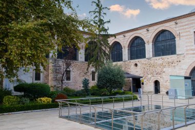 İstanbul, Türkiye - 27-09-2022: Türk İslami Sanat Müzesi bahçe manzarası.