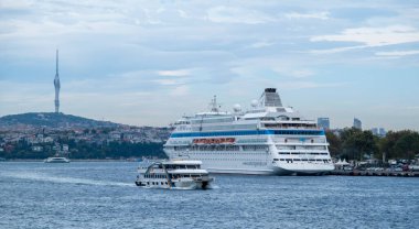 İstanbul, Türkiye - 27.09.2022: Uluslararası yolcu gemisi Boğaziçi limanına yanaştı. Sochi, Trabzon, Sinop, İstanbul, Bozcaada arasında Karadeniz turu. Seçici Odaklama Gemisi.