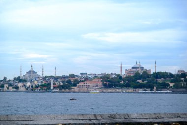Sultan Ahmet Camii, Ayasofya ve Topkapı Sarayı diğer taraftan çekilmiştir..