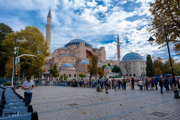 土耳其伊斯坦布尔 2022年9月27日 多云的一天 人们从苏丹广场步行到索菲亚海格 Hagia Sophia清真寺背景 — 图库照片