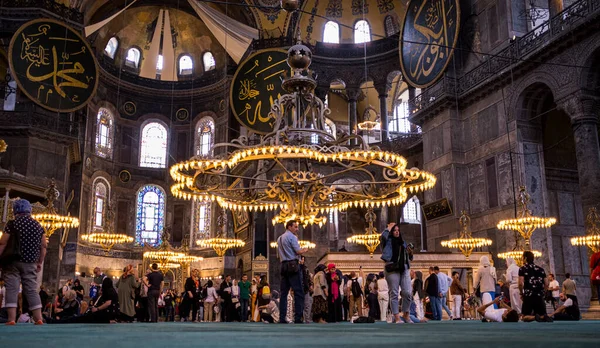 İstanbul, Türkiye - 27-09-2022: Ayasofya 'nın İçi. Ulu Cami ve eski adıyla Kilise, İstanbul, Türkiye 'deki hacılar ve turistler arasında popüler bir yerdir..