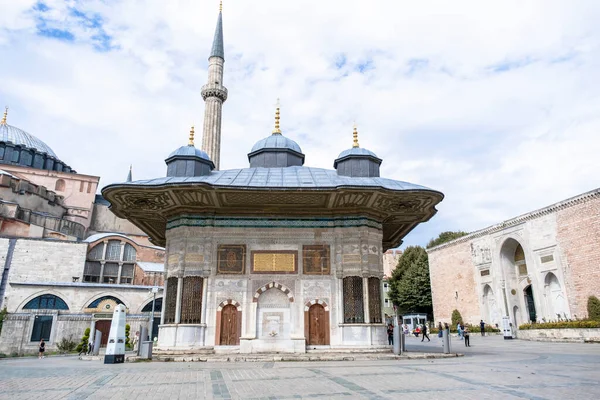 土耳其伊斯坦布尔 2022年9月27日 美丽的建筑结构苏丹艾哈迈德三世之泉 托普卡皮宫附近的全景 — 图库照片