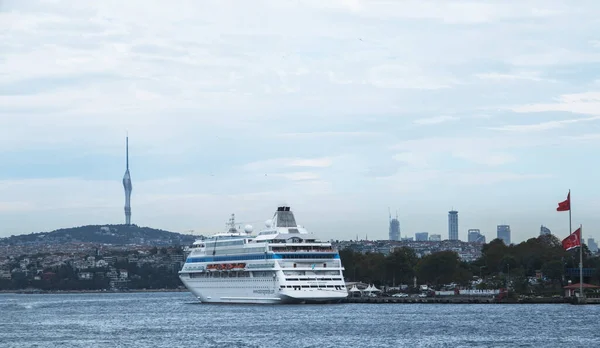 土耳其伊斯坦布尔 2022年9月27日 国际游轮停泊在博斯普鲁斯港 特拉布宗 锡诺普 伊斯坦布尔 博兹卡达之间的黑海之旅 选择性焦点船 — 图库照片
