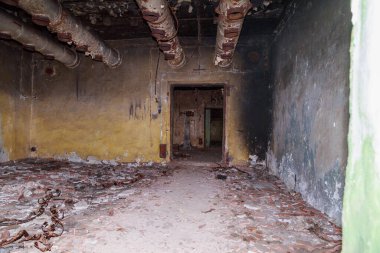 Terk edilmiş nükleer karşıtı bir askeri sığınağın içi. Ürkütücü bir yer, kıyamet sonrası geçmiş.