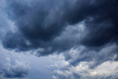 Şiddetli sağanak fırtınadan önce bulutlu, dramatik bulutlu bir gökyüzü. Metin için kopyalama alanı olan arkaplan