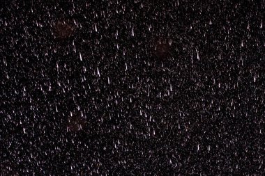 Siyah arka planda yağmur damlaları. Karanlıkta yağmur. Düzenleme için grafik kaynak veya şablon. Bir rötuş için boş.
