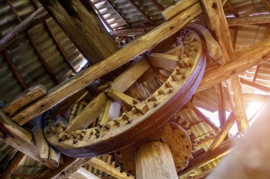 Ahşap dişliler eski model terk edilmiş yel değirmeni. Eski bir un değirmeni. Metin veya yazıtlar için kopyalama alanı olan arkaplan