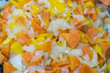 Tavada sebze kızartmak. Metin için kopyalama alanı olan soyut mutfak arkaplanı.