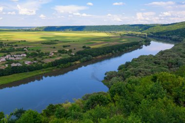 Geniş nehir. Metin veya harfler için kopya alanı olan Doğu Avrupa arka planı. Balık tutmak ve rafting yapmak için ideal. Bir turistin gözlerinden bak.