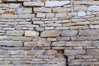 Duvarda çatlak var. Sert desenli yüzey. Tasarımınız için boş bir arkaplan veya grafik kaynağı.