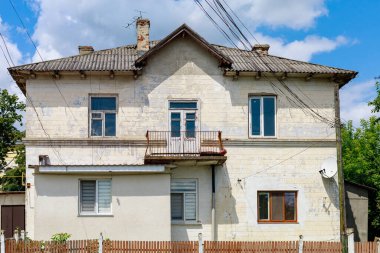 1960 'tan kalma eski bir apartman. Metin veya yazıtlar için kopyalama alanı olan arkaplan.