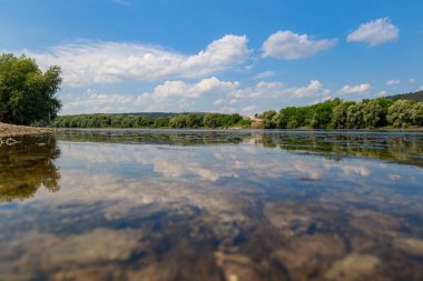 Geniş nehir. Metin veya harfler için kopya alanı olan Doğu Avrupa arka planı. Balık tutmak ve rafting yapmak için ideal. Bir turistin gözlerinden bak.