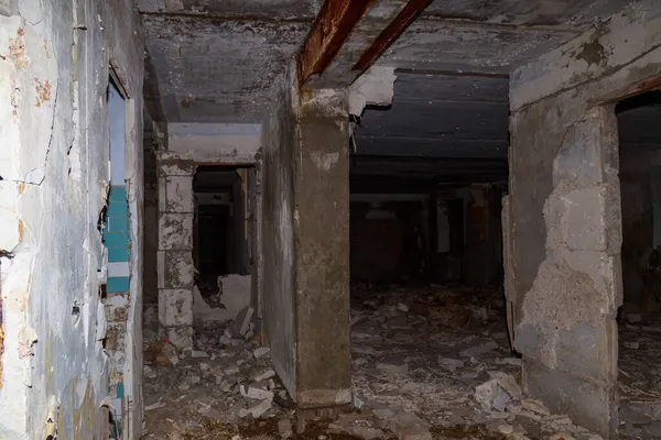 Soğuk Savaş sırasında harap olmuş ve terk edilmiş bir askeri kasaba. Ürkütücü bir yer, kıyamet sonrası geçmişi var. Harabeler ve yıkım