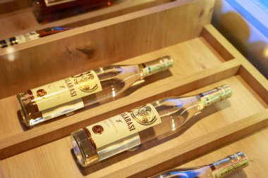 Tezgahta elit lüks alkol ya da şarap dükkanında vitrin. İllüstrasyon başyazısı. 25 Eylül 2021 Balti Moldova.