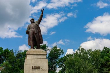 Lenin anıtı. Metin veya yazıtlar için kopyalama alanı olan bir arkaplan. İllüstrasyon başyazısı. 24 Temmuz 2021 Lipcani Moldova.