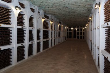 26 Mart 2021, Cricova Moldova, Avrupa 'nın en büyük şarap mahzenlerinden birinde şarap. Geçmişi. Ülkenin en büyük ilgi odağı. Hoş geldiniz.