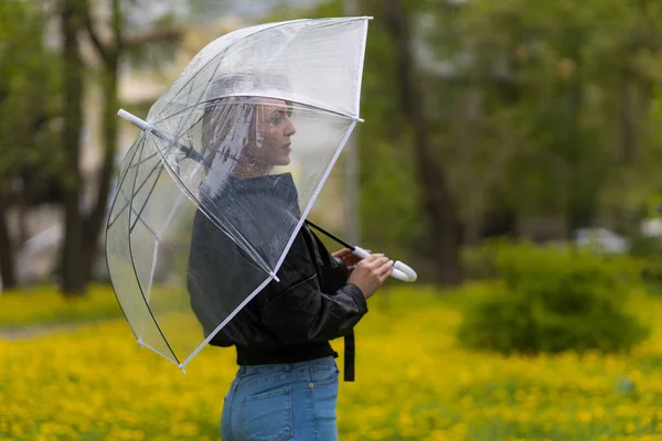 Ung Kvinna Med Transparent Paraply Suddig Bakgrund Stadsparken Kopiera Utrymme — Stockfoto