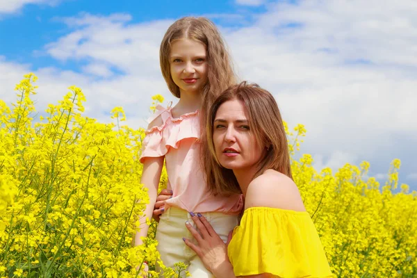 Anne Kızı Açık Hava Yaşam Tarzında Arka Planda Çiçek Açan — Stok fotoğraf