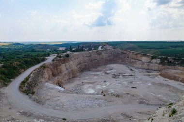 Taşın çıkarılması için devasa bir taş ocağı işletiliyor. Doğal kireç taşı. Metin için kopyalama alanı olan arkaplan