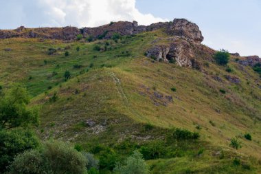 Vahşi tepe ve kayalık doğa. Metin veya harf için kopyalama alanı olan Doğu Avrupa arkaplanı