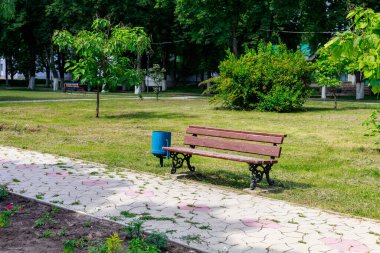 Şehir parkında boş bir bank. Metin veya harf için kopyalama alanı olan arkaplan.