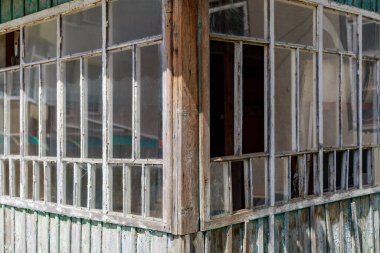 Terk edilmiş eski bir kır evinin elementi. Kaybolan köyler. Metin veya yazıtlar için kopyalama alanı olan arkaplan.