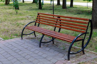 Şehir parkında boş bir bank. Metin veya harf için kopyalama alanı olan arkaplan.